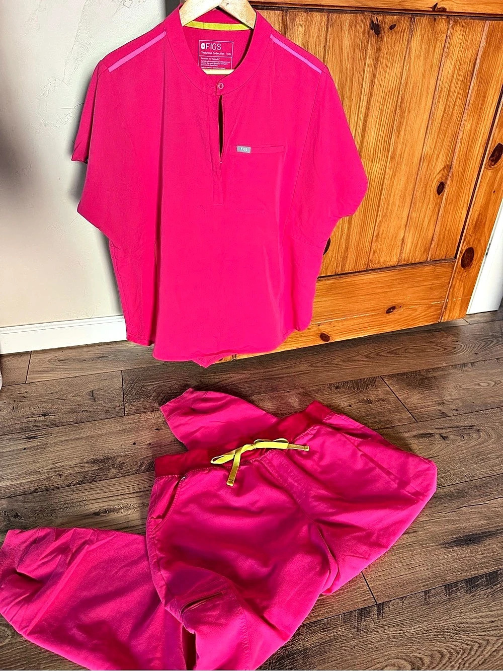 FIGS Pink Scrub Set Women's Size XXL 3-Pocket Top & Jogger Pants Like New